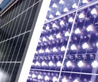 LED saulės simuliatoriaus apšvietimo matrica su daugybe šviesos diodų, naudojama fotovoltinių modulių testavimui.
