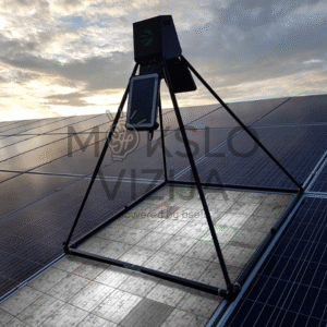 Elektroliuminescencijos diagnostikos įranga ant trikojės konstrukcijos, naudojama saulės modulių patikrai saulės elektrinėje.