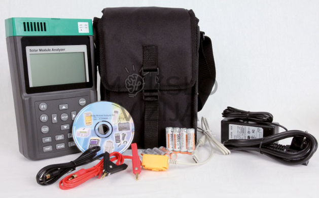 Saulės modulių analizatoriaus komplektas su dėklu, laidais, įkrovikliu, baterijomis ir programinės įrangos disku fotovoltinių modulių diagnostikai.