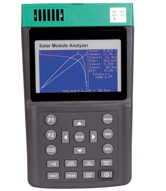 Nešiojamas saulės modulių analizatorius su ekrane rodomu I–V grafiku ir matavimo parametrais, skirtas saulės modulių testavimui.