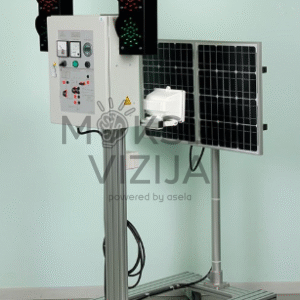 Saulės energija maitinamas šviesoforo stendas su fotovoltiniu moduliu, valdymo skydeliu ir LED signalais mokymo tikslams.