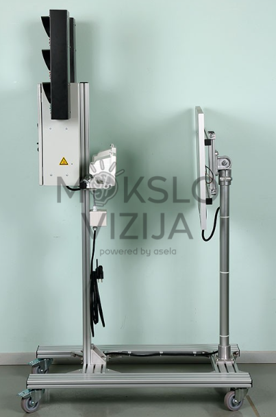 Saulės energijos mokymo sistema su vertikalia konstrukcija, valdymo dėže ir integruotu saulės moduliu.