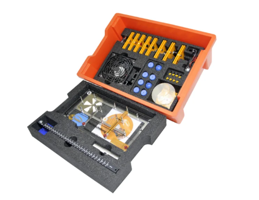 Vėjo energijos mokymo rinkinys dėžėje su turbinos modeliu, matavimo elementais ir eksperimentiniais moduliais praktiniam mokymui.