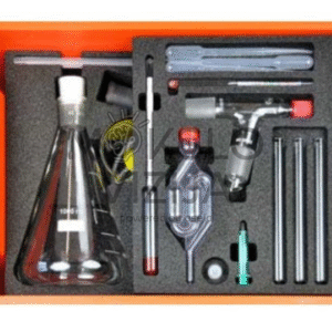 Biokuro gamybos laboratorinis komplektas su kolbomis, distiliavimo priedais ir matavimo įrankiais, skirtas fermentacijos ir bioetanolio tyrimams.