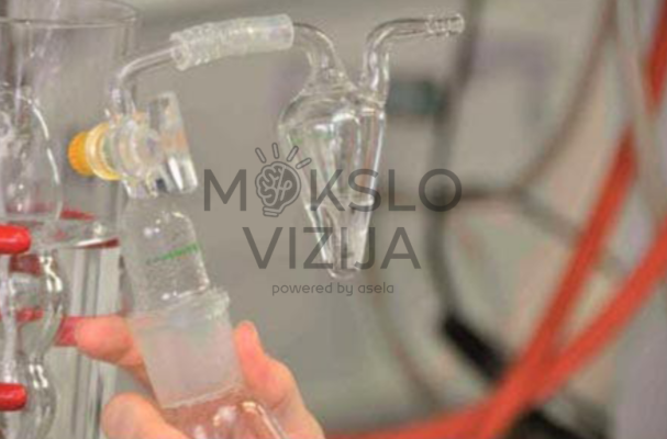 Laboratorinis distiliavimo ir dujų surinkimo stiklinis įrenginys, naudojamas biokuro ir fermentacijos procesų tyrimams.