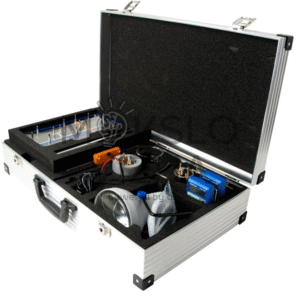 Šiluminės energijos mokymo komplektas lagamine su saulės kolektoriaus elementais, matavimo įranga, šilumokaičiais ir laboratoriniais priedais.