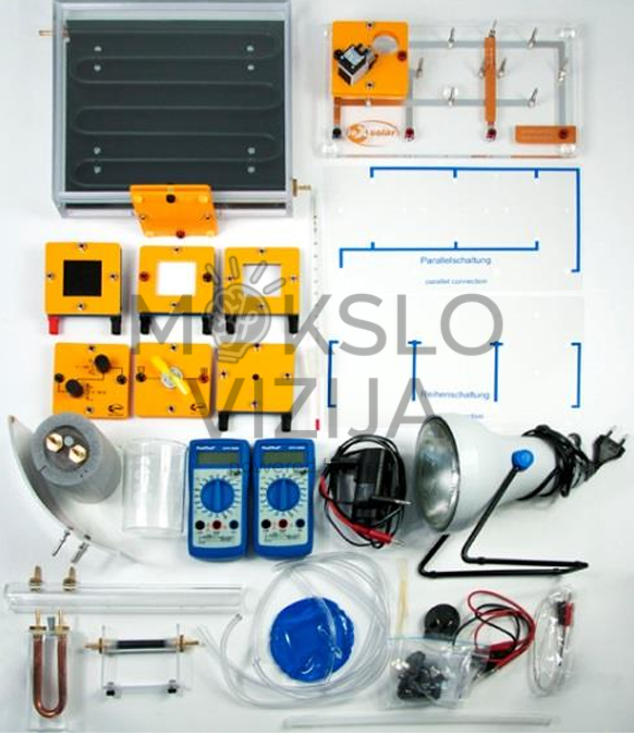 Šiluminės energijos mokymo rinkinys su saulės kolektoriumi, matavimo prietaisais, šilumokaičio komponentais ir apšvietimo lempa laboratoriniams eksperimentams.