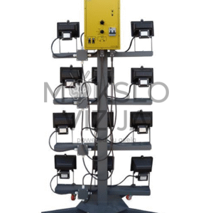 Fotovoltinių modulių apšvietimo sistema su 12 halogeninių lempų ir valdymo skydeliu, skirta laboratoriniams saulės energijos eksperimentams.