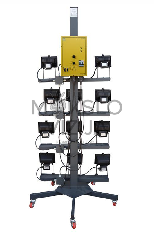 Fotovoltinių modulių apšvietimo sistema su 12 halogeninių lempų ir valdymo skydeliu, skirta laboratoriniams saulės energijos eksperimentams.