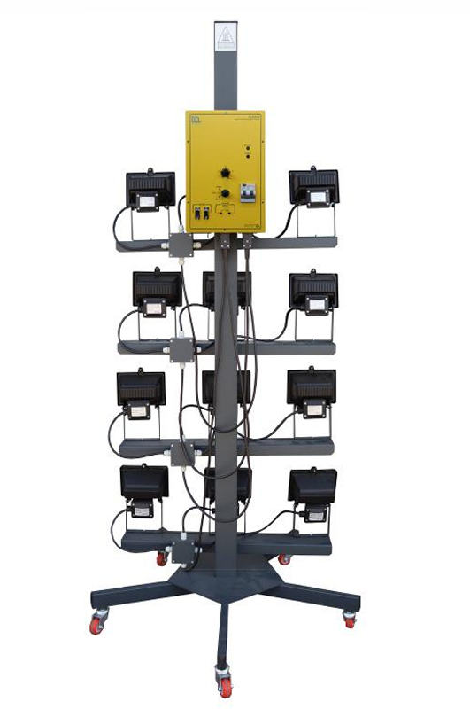 Fotovoltinių modulių apšvietimo sistema su 12 halogeninių lempų ir valdymo skydeliu, skirta laboratoriniams saulės energijos eksperimentams.