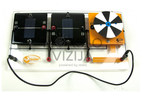 Du saulės elementų moduliai prijungti prie eksperimentinės plokštės su ventiliatoriumi, skirta fotovoltinės energijos tyrimams ir praktiniams bandymams