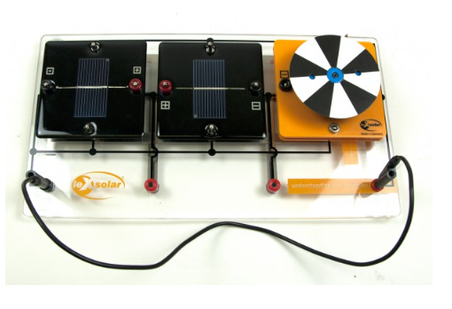 Du saulės elementų moduliai prijungti prie eksperimentinės plokštės su ventiliatoriumi, skirta fotovoltinės energijos tyrimams ir praktiniams bandymams