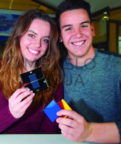 Mokiniai atlieka saulės energijos eksperimentą naudodami saulės elementą ir optinius filtrus mokymosi laboratorijoje