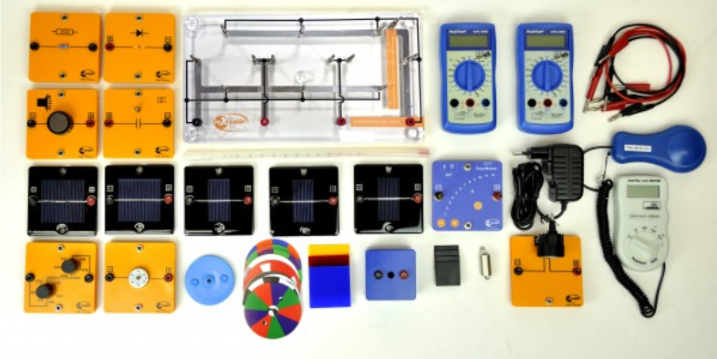 Saulės energijos eksperimentų rinkinys su saulės elementų moduliais, elektros grandinių plokštėmis, matuokliais, laidais ir šviesos jutikliu