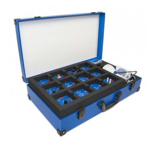 Fotovoltinių eksperimentų rinkinys su moduliais ir šviesos šaltiniu lagamine su apsauginiu įdėklu.