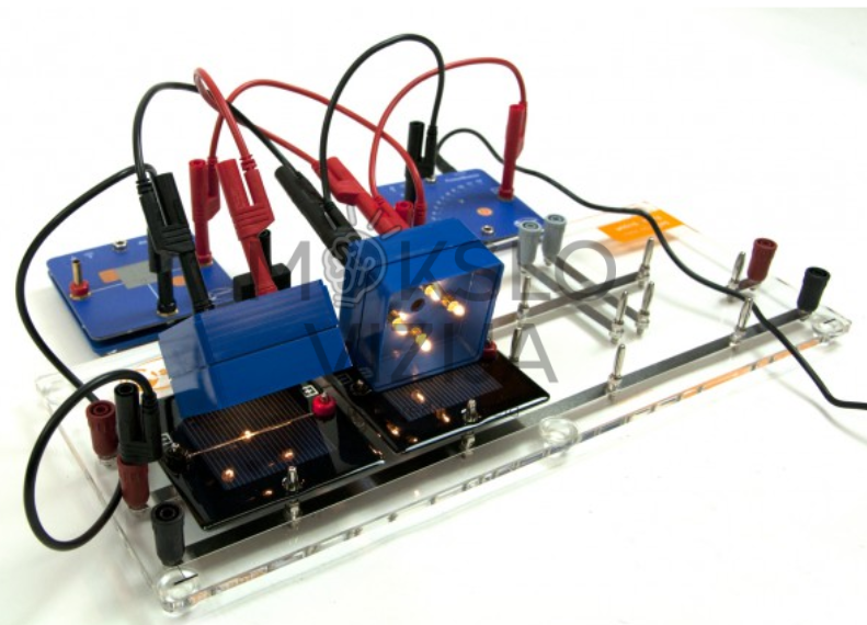 Saulės modulių eksperimentinė bazė su prijungtais laidais ir apkrovos moduliais fotovoltikos bandymams.