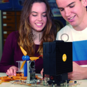 Du studentai atlieka vėjo energijos eksperimentą su mokomąja vėjo turbina ir laboratoriniais moduliais.