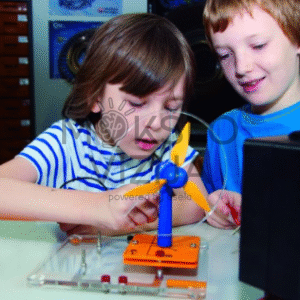 Du vaikai atlieka vėjo energijos eksperimentą su mokomąja vėjo turbina ir laboratorine platforma.