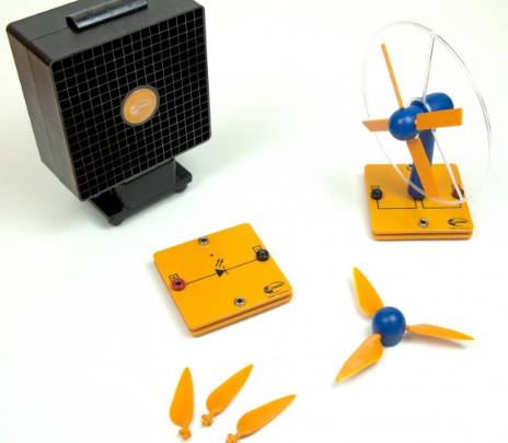 Vėjo energijos mokomasis rinkinys su vėjo turbinos moduliu, LED moduliu ir keičiamosiomis mentėmis.