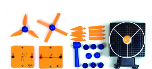 Vėjo turbinos mokomasis komplektas su rotoriaus mentėmis, generatoriaus moduliu ir elektriniais jungimo moduliais.