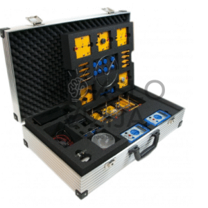 Vėjo energijos laboratorinis rinkinys su turbinos moduliais ir matavimo prietaisais aliuminiame lagamine su apsauginiu įdėklu.