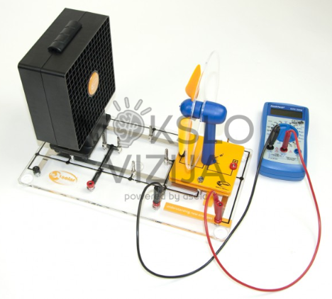 Vėjo turbinos mokomoji sistema su generatoriumi, ventiliatoriaus bloku ir prijungtu skaitmeniniu matuokliu.