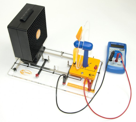 Vėjo turbinos mokomoji sistema su generatoriumi, ventiliatoriaus bloku ir prijungtu skaitmeniniu matuokliu.