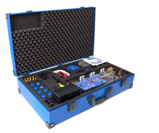 Vėjo energijos laboratorinis rinkinys mėlyname lagamine su moduliais, rotoriaus detalėmis, laidais ir matavimo prietaisais.