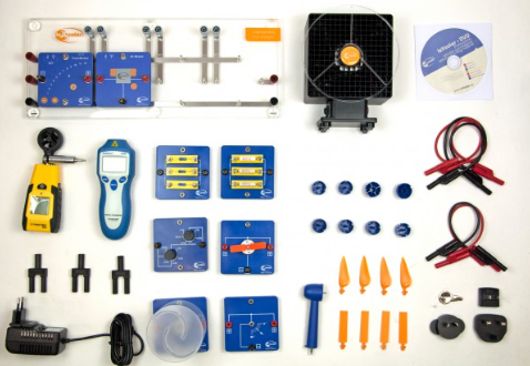 Vėjo energijos mokymo rinkinys su moduliais, rotoriaus mentėmis, vėjo greičio matuokliu, laidais ir laboratorine baze.