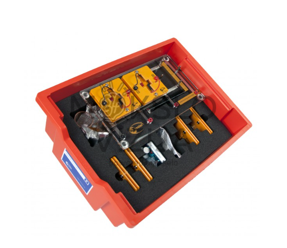 Saulės energijos mokomasis rinkinys oranžiniame dėkle su moduliais, laidais ir eksperimentine baze.