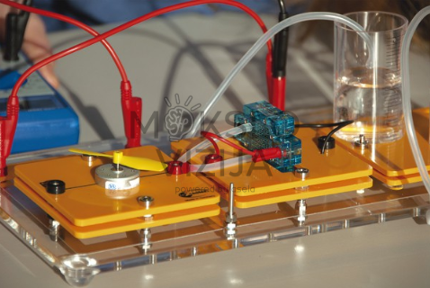 Saulės energijos eksperimentinė platforma su laidais, moduliais ir prijungtais komponentais laboratoriniam bandymui.