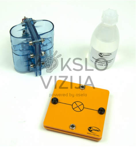 Kuro elemento mokomasis komplektas su mėlyna talpa, distiliuotu vandeniu ir elektros lemputės moduliu.