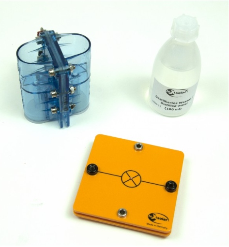 Kuro elemento mokomasis komplektas su mėlyna talpa, distiliuotu vandeniu ir elektros lemputės moduliu.