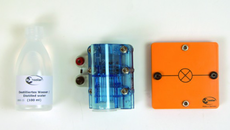 Kuro elemento eksperimentinis komplektas su mėlynu kuro elemento moduliu, lemputės moduliu ir distiliuoto vandens buteliuku.