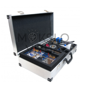 Saulės šiluminės energijos mokymo rinkinys aliuminiame lagamine su kolektoriaus moduliu, vamzdeliais ir matavimo komponentais.