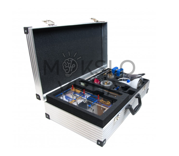 Saulės šiluminės energijos mokymo rinkinys aliuminiame lagamine su kolektoriaus moduliu, vamzdeliais ir matavimo komponentais.