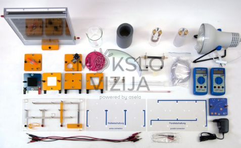 Saulės šiluminės energijos laboratorinis rinkinys su kolektoriaus moduliu, stiklinėmis talpomis, matavimo prietaisais ir jungiamaisiais elementais.