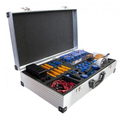 Atsinaujinančios energijos mokymo rinkinys aliuminiame lagamine su moduliais, rotoriaus detalėmis ir eksperimentine įranga.