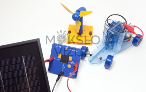 Saulės ir vėjo energijos eksperimentinė sistema su saulės moduliu, vėjo turbina ir prijungtu valdymo moduliu.