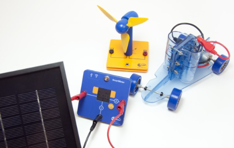 Saulės ir vėjo energijos eksperimentinė sistema su saulės moduliu, vėjo turbina ir prijungtu valdymo moduliu.
