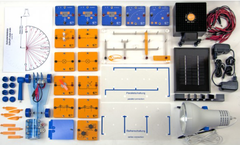 Saulės ir vėjo energijos mokymo rinkinys su moduliais, saulės moduliu, jungimo plokštėmis, laidais ir vėjo turbinos detalėmis.