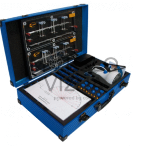 Išmaniojo tinklo mokymo rinkinys mėlyname lagamine su saulės moduliu, jungimo plokštėmis ir eksperimentine įranga.