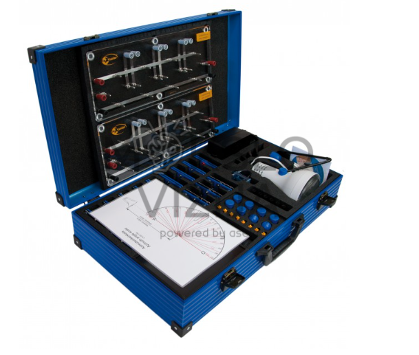 Išmaniojo tinklo mokymo rinkinys mėlyname lagamine su saulės moduliu, jungimo plokštėmis ir eksperimentine įranga.