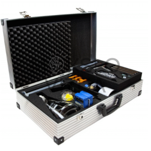 Vandenilio technologijų mokymo rinkinys aliuminiame lagamine su laboratoriniais priedais, moduliais ir matavimo įranga.