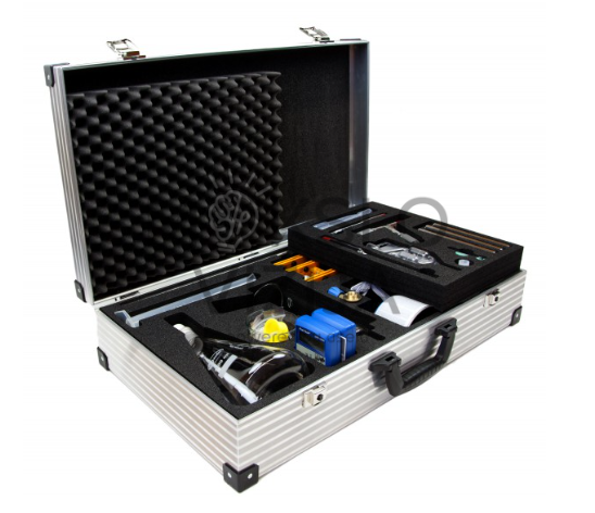 Vandenilio technologijų mokymo rinkinys aliuminiame lagamine su laboratoriniais priedais, moduliais ir matavimo įranga.