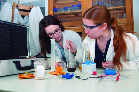 Vandenilio kuro elemento mokomasis modulis su prijungtais laidais ir matavimo jungtimis laboratoriniam bandymui.