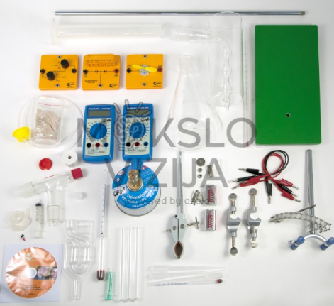 Vandenilio energijos laboratorinis rinkinys su matuokliais, kolbomis, laidais, degikliu ir eksperimentiniais moduliais ant balto fono.