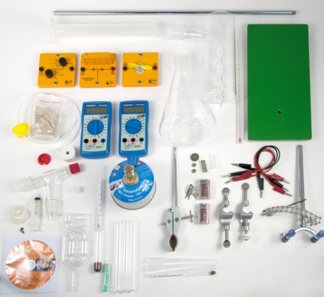 Vandenilio energijos laboratorinis rinkinys su matuokliais, kolbomis, laidais, degikliu ir eksperimentiniais moduliais ant balto fono.