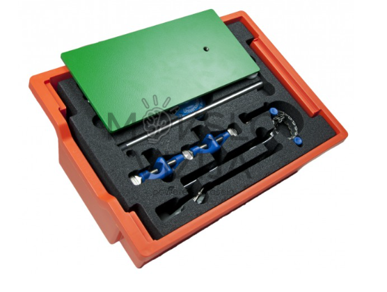 Laboratorinių laikiklių ir atramų rinkinys oranžinėje dėžėje su metaliniais strypais, spaustuvais ir pagrindo plokšte.