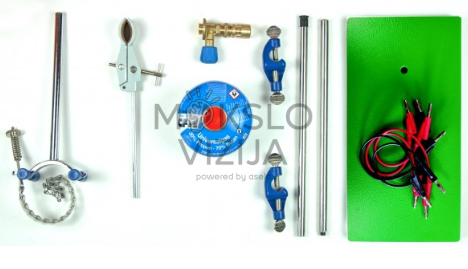 Distiliavimo priedų rinkinys su metaliniais strypais, spaustuvais, laikikliais ir žalia pagrindo plokšte ant balto fono.